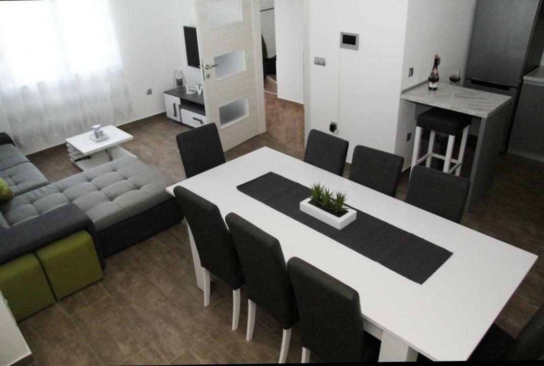 Apartman Ivana ビオグラード・ナ・モル エクステリア 写真