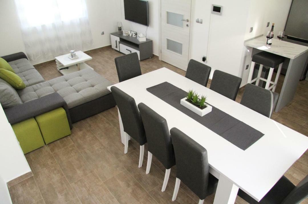 Apartman Ivana ビオグラード・ナ・モル エクステリア 写真